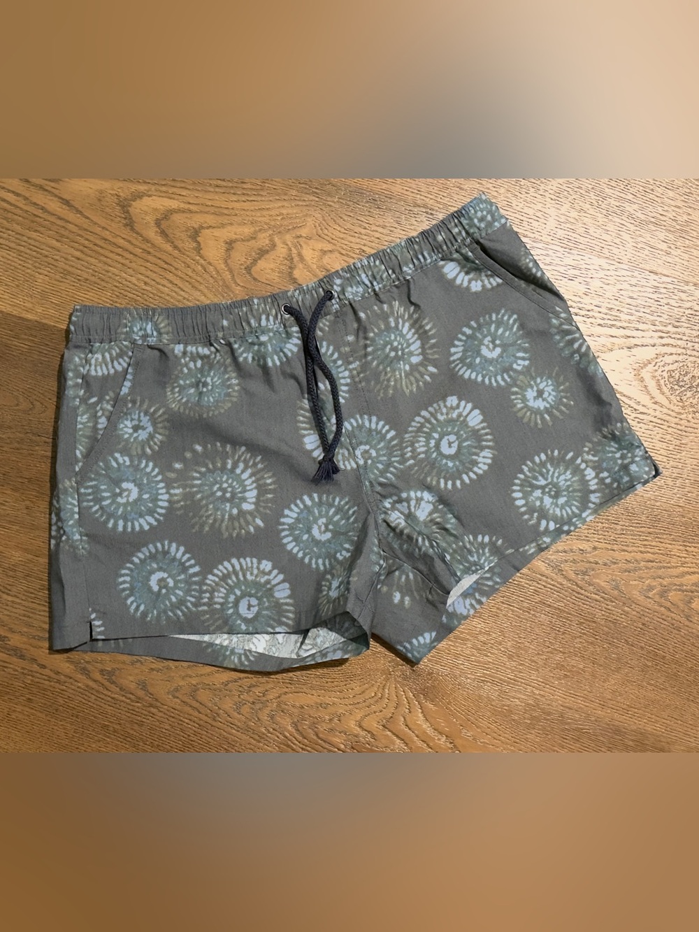 Toad & Co Gray & Blue Tie-Dye Patterned Drawstring boundless shorts. Size xl